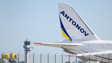 Das Heck einer ukrainischen Antonov am Flughafen Leipzig/Halle. 
