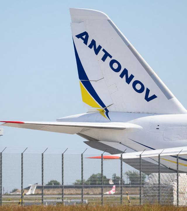 Das Heck einer ukrainischen Antonov am Flughafen Leipzig/Halle. 