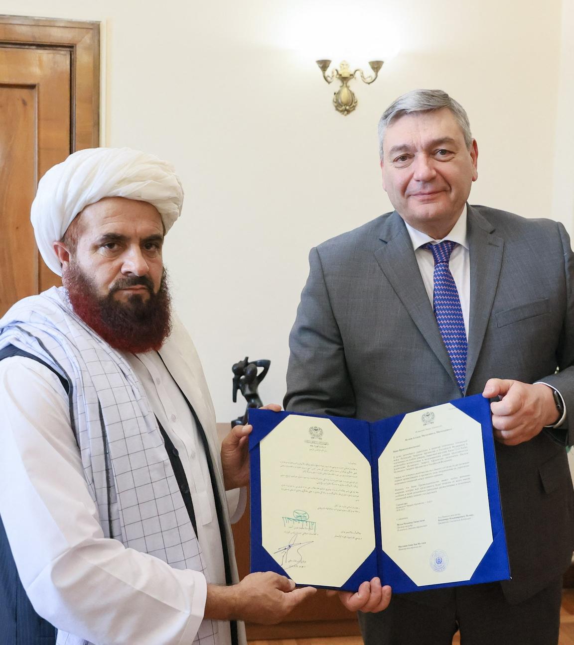 Der Taliban-Gesandte in Moskau Gul Hassan und Russlands stellvertretender Außenminister Andrej Rudenko