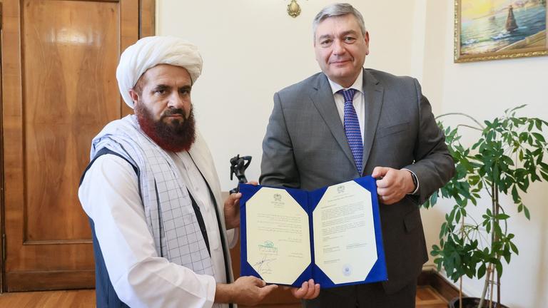 Der Taliban-Gesandte in Moskau Gul Hassan und Russlands stellvertretender Außenminister Andrej Rudenko