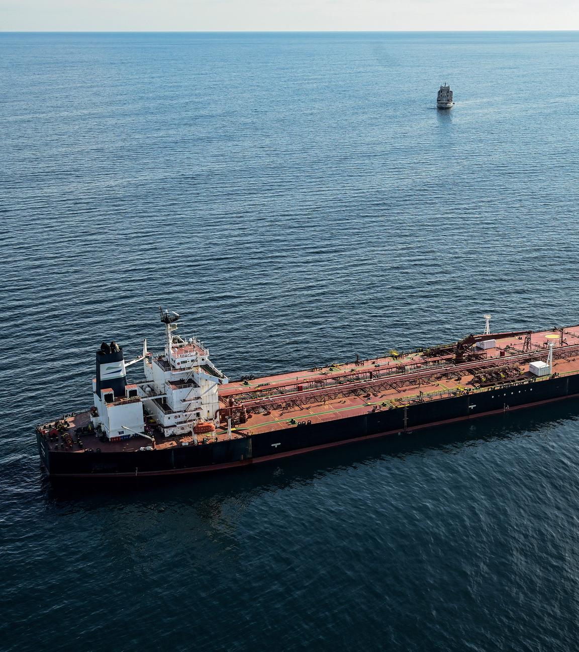 Dieses Luftbild, das am 1. Oktober 2025 vor der westfranzösischen Hafenstadt Saint-Nazaire aufgenommen wurde, zeigt den Tanker der so genannten "Schattenflotte" Russlands, der im Verdacht steht, an Drohnenflügen über Dänemark beteiligt zu sein, und der zwischen dem 22. und 25. September vor der dänischen Küste kreuzte.