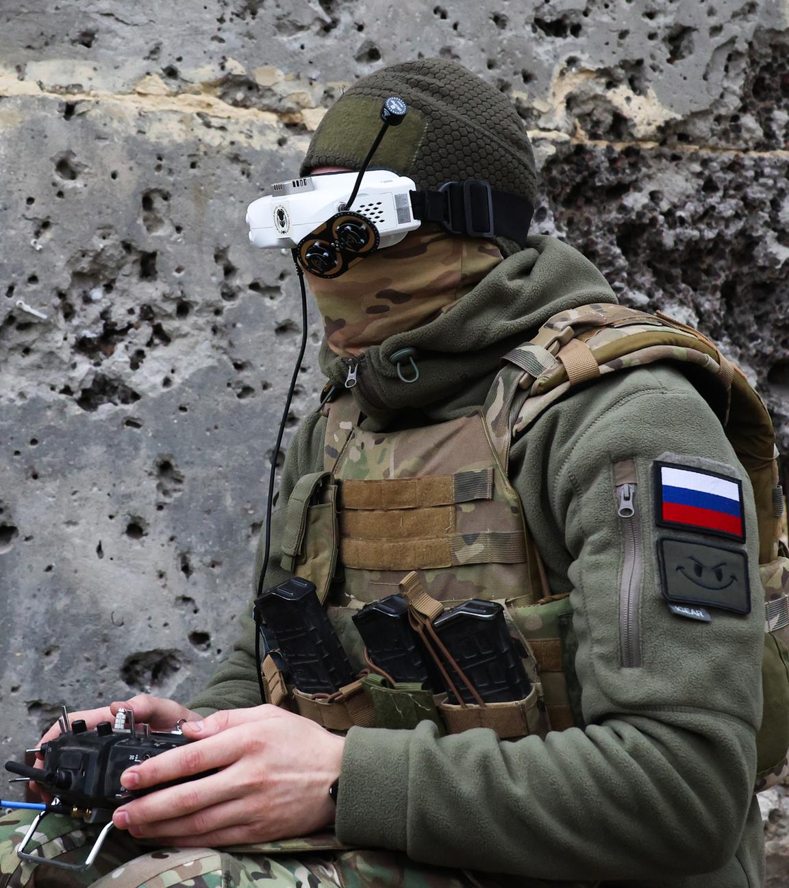 Ein russischer Soldat an der Front bedient eine Drohne.