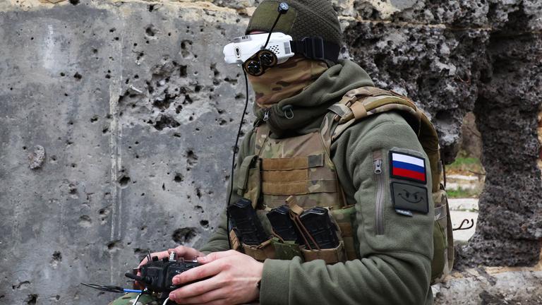 Ein russischer Soldat an der Front bedient eine Drohne.