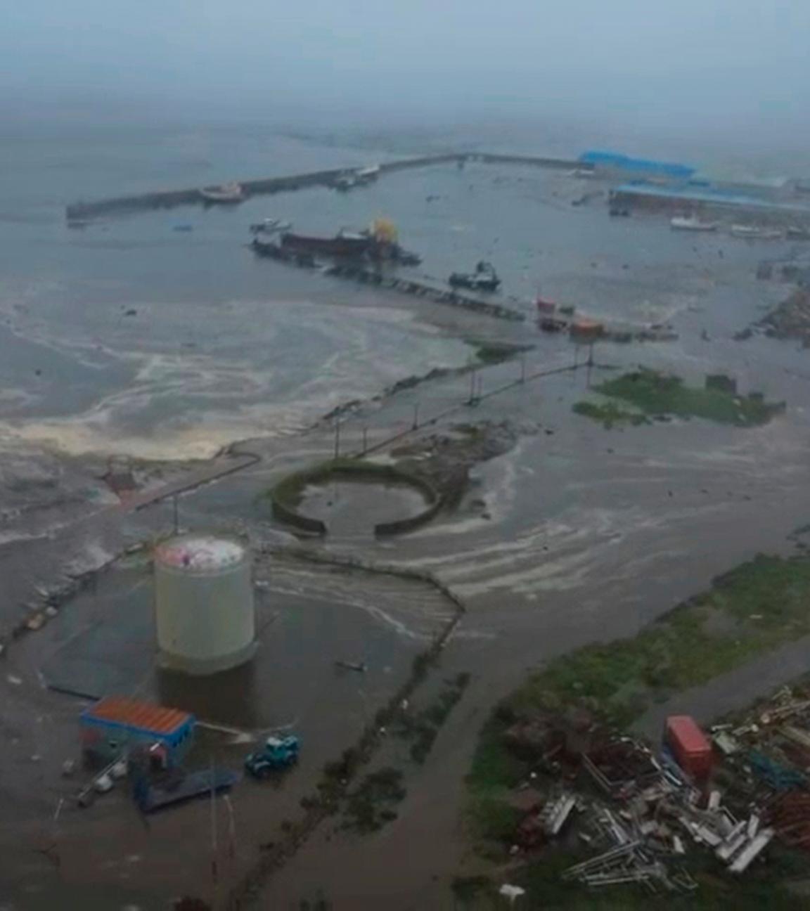 Dieses Bild stammt aus einem Video des Geophysikalischen Dienstes der Russischen Akademie der Wissenschaften und zeigt die Folgen des Tsunamis, der am Mittwoch, dem 30. 7. 2025, die Küste von Sewero-Kurilsk auf der Insel Paramushir der Kurilen in Russland traf. 