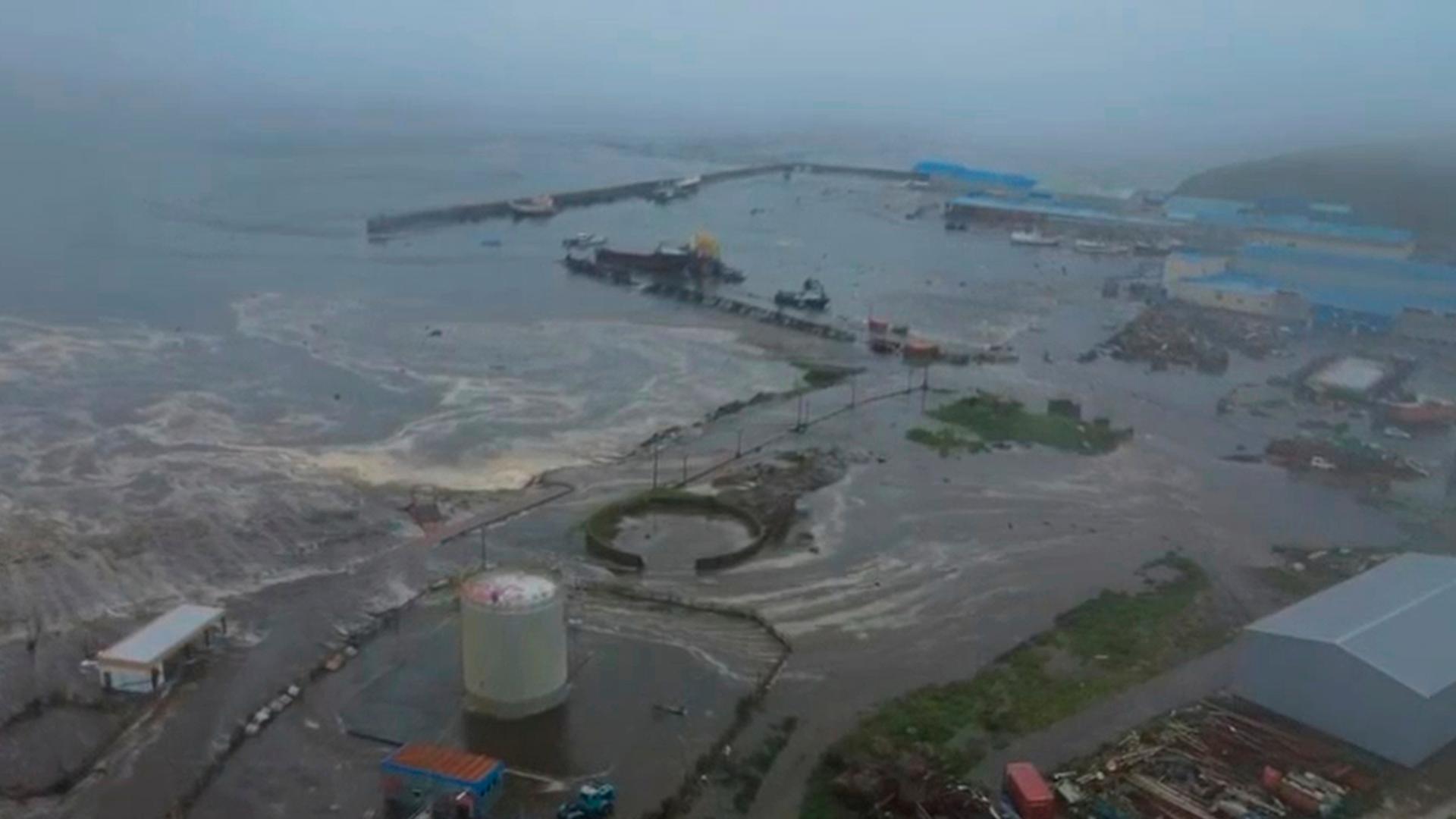 Dieses Bild stammt aus einem Video des Geophysikalischen Dienstes der Russischen Akademie der Wissenschaften und zeigt die Folgen des Tsunamis, der am Mittwoch, dem 30. 7. 2025, die Küste von Sewero-Kurilsk auf der Insel Paramushir der Kurilen in Russland traf. 