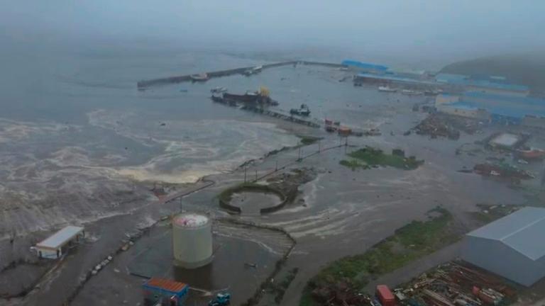 Dieses Bild stammt aus einem Video des Geophysikalischen Dienstes der Russischen Akademie der Wissenschaften und zeigt die Folgen des Tsunamis, der am Mittwoch, dem 30. 7. 2025, die Küste von Sewero-Kurilsk auf der Insel Paramushir der Kurilen in Russland traf. 