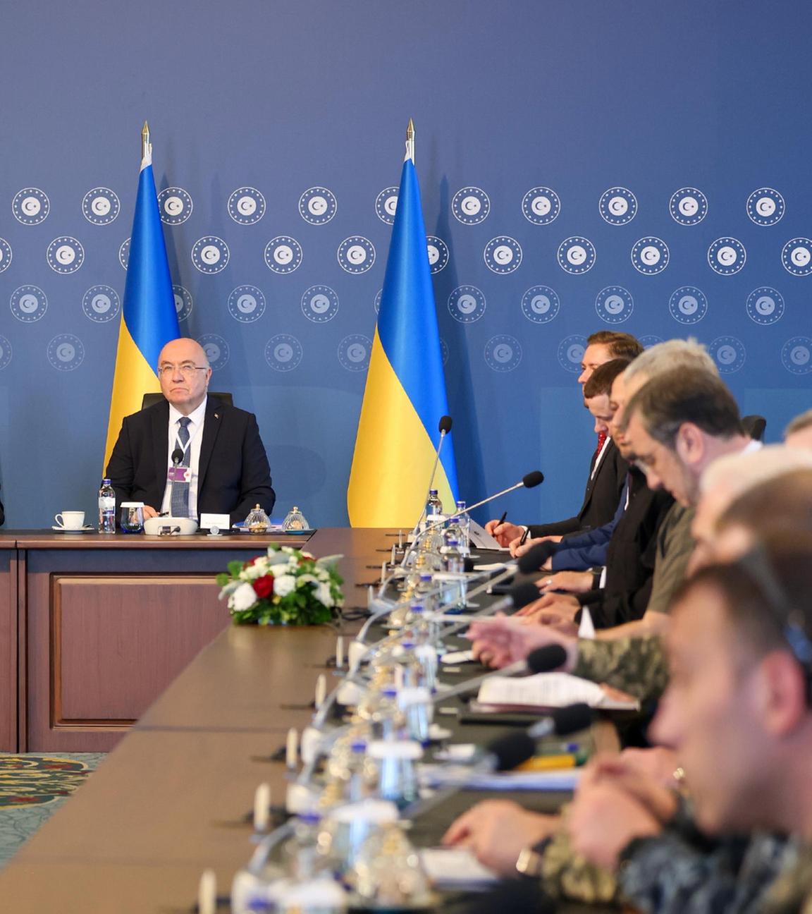 Die Delegationen von Russland und Ukraine treffen in der Istantbul auf die Türkische Delegation.