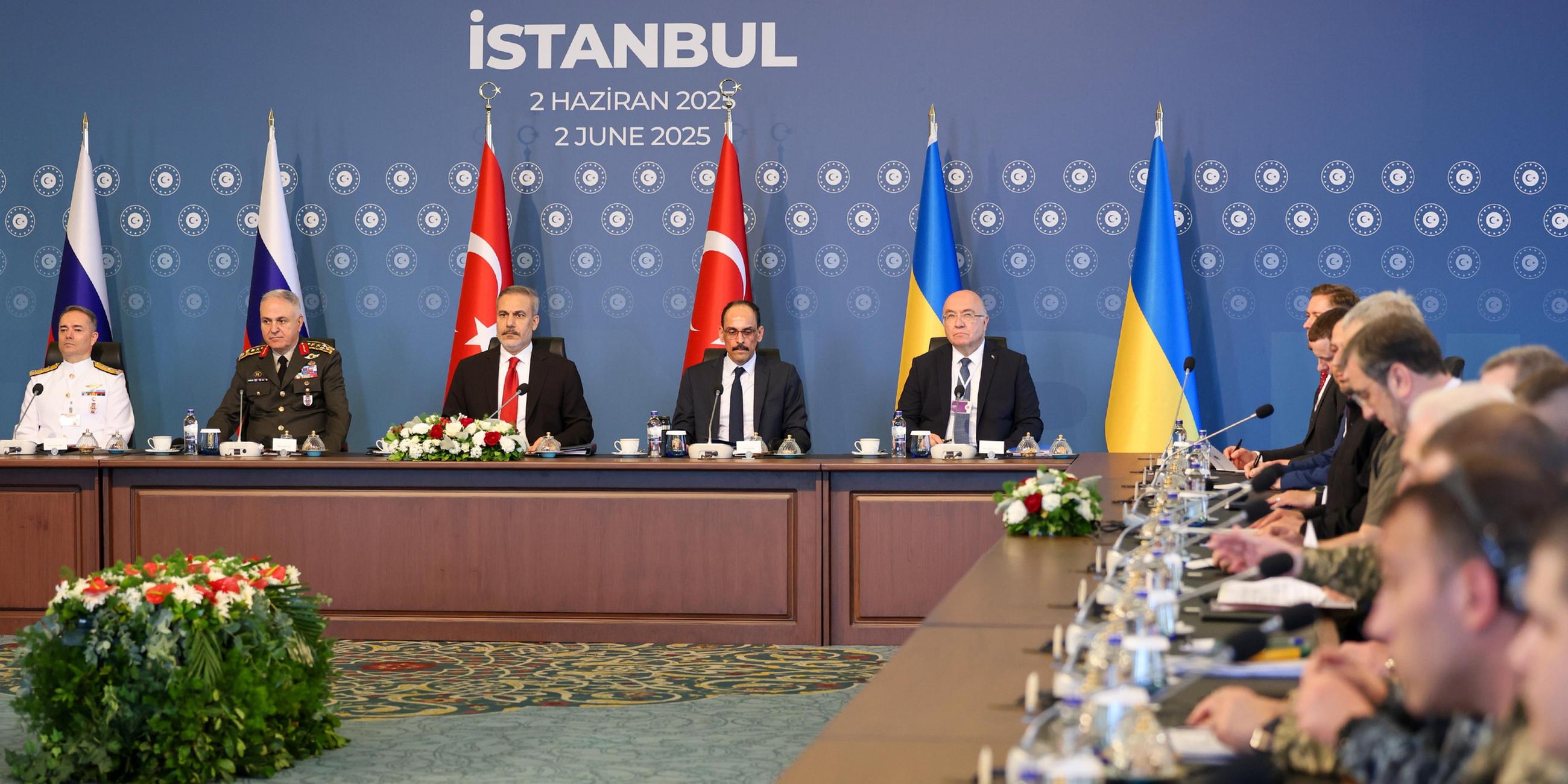 Die Delegationen von Russland und Ukraine treffen in der Istantbul auf die Türkische Delegation.