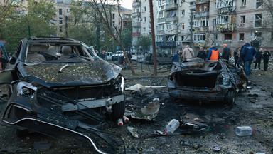 09.10.2026, Ukraine, Saporischschja: Am Freitag sind nach einem russischen Angriff auf ein Wohngebiet beschädigte Autos zu sehen.