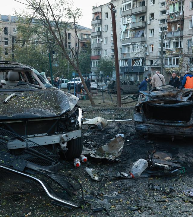 09.10.2026, Ukraine, Saporischschja: Am Freitag sind nach einem russischen Angriff auf ein Wohngebiet beschädigte Autos zu sehen.