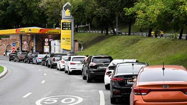Autofahrer stehen in Moskau an einer Rosneft-Tankstelle Schlange.