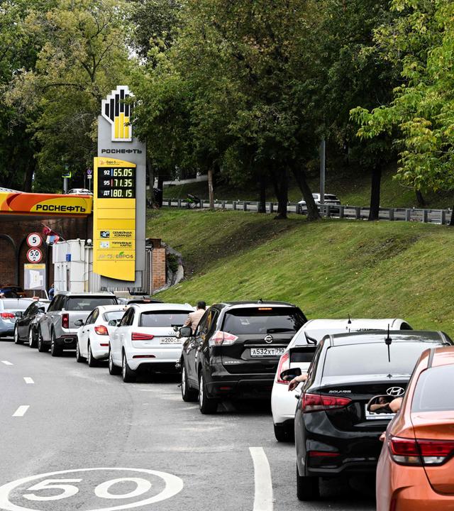 Autofahrer stehen in Moskau an einer Rosneft-Tankstelle Schlange.