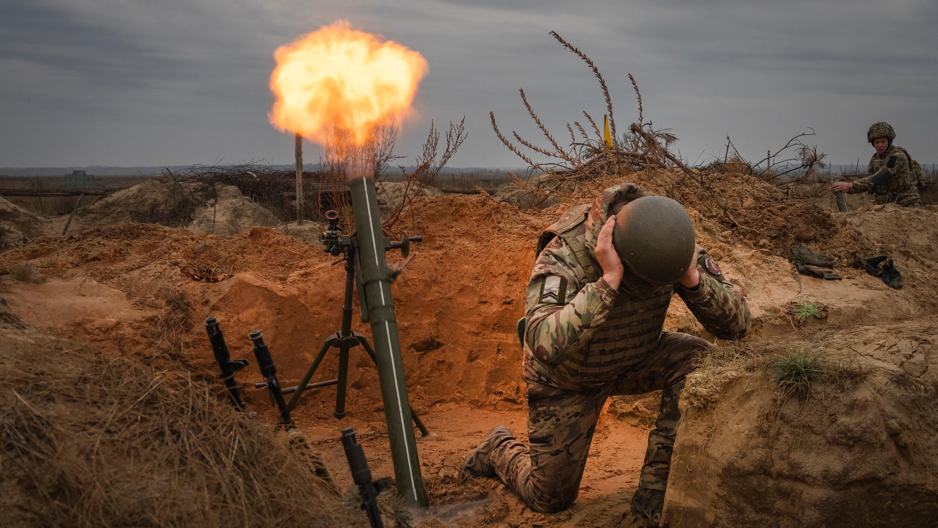 Ukraine: Soldaten der 1. Brigade der ukrainischen Nationalgarde Bureviy (Hurricane) üben während einer Gefechtsausbildung auf einem Truppenübungsplatz im Norden der Ukraine.