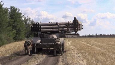 Die Besatzung eines russischen Mehrfachraketenwerfers im Donbass bereitet sich darauf vor, auf ukrainische Positionen zu feuern.
