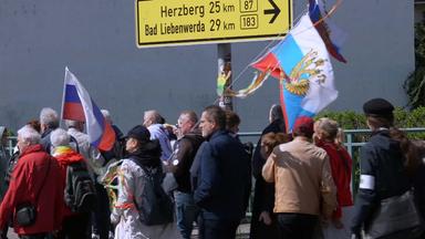 Teilnehmer mit Russland-Fahnen auf einer Demo in Torgau im April 2026