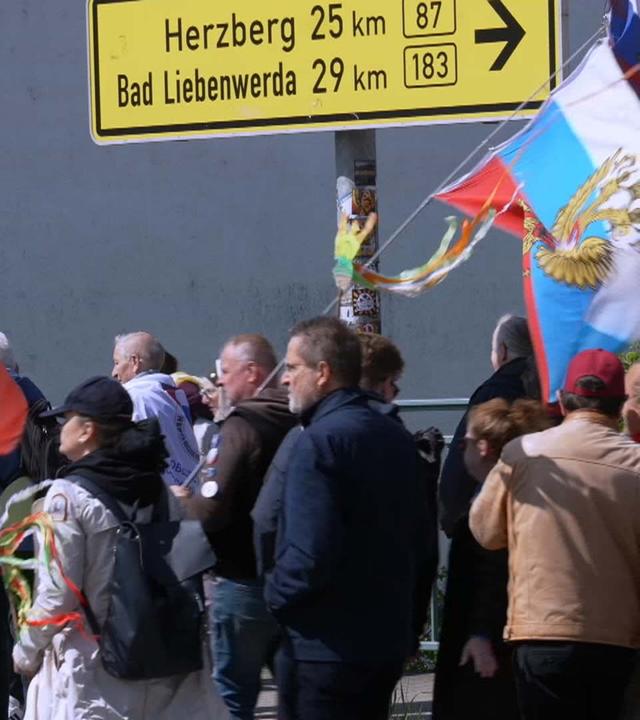 Teilnehmer mit Russland-Fahnen auf einer Demo in Torgau im April 2026