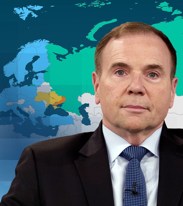 Generalleutnant a. D. der United States Army Ben Hodges vor einer Karte mit Europa und Russland