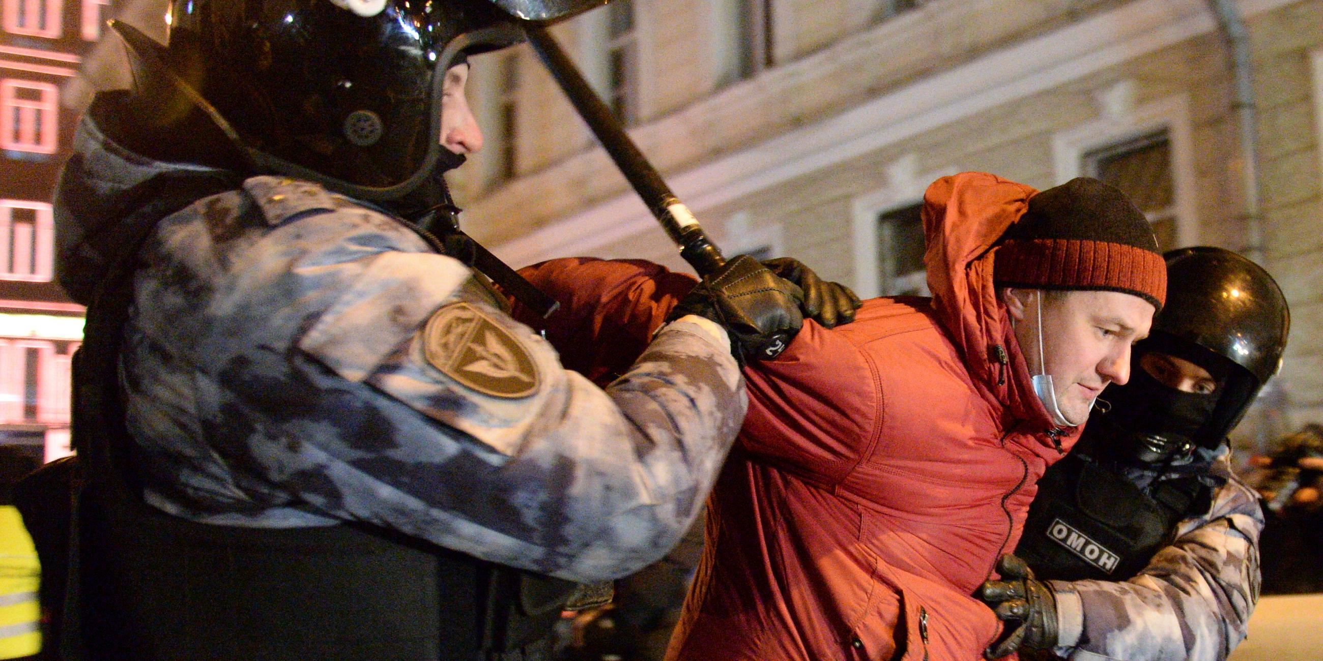 Polizisten verhaften einen Mann in Russland