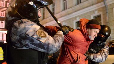 Polizisten verhaften einen Mann in Russland