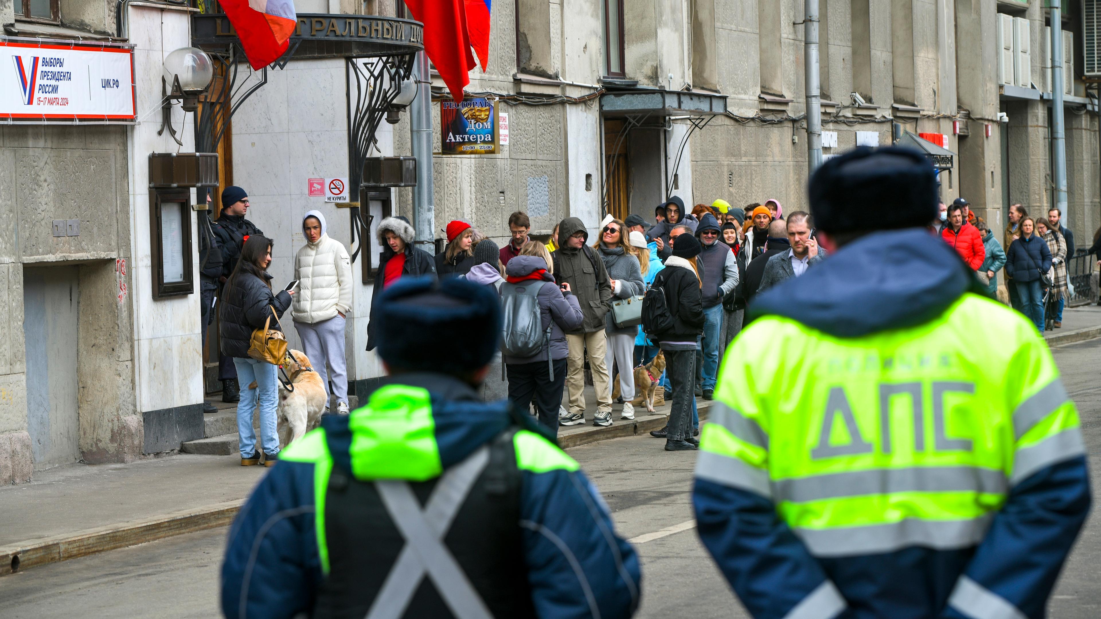 Wähler stehen vor einem Wahllokal in Russland Schlange