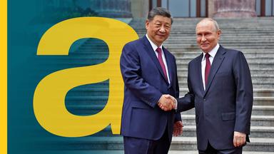 Wladimir Putin und Xi Jinping geben sich die Hand