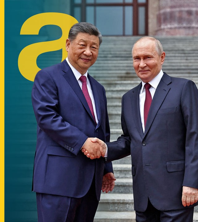 Wladimir Putin und Xi Jinping geben sich die Hand