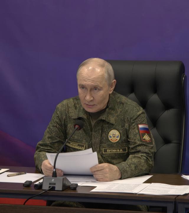 Waldimir Putin besucht einen militärischen Einsatzleitstand