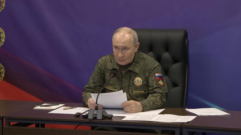 Waldimir Putin besucht einen militärischen Einsatzleitstand
