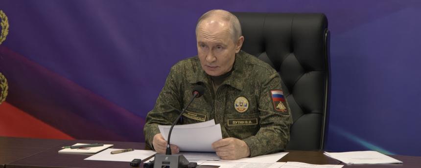 Waldimir Putin besucht einen militärischen Einsatzleitstand