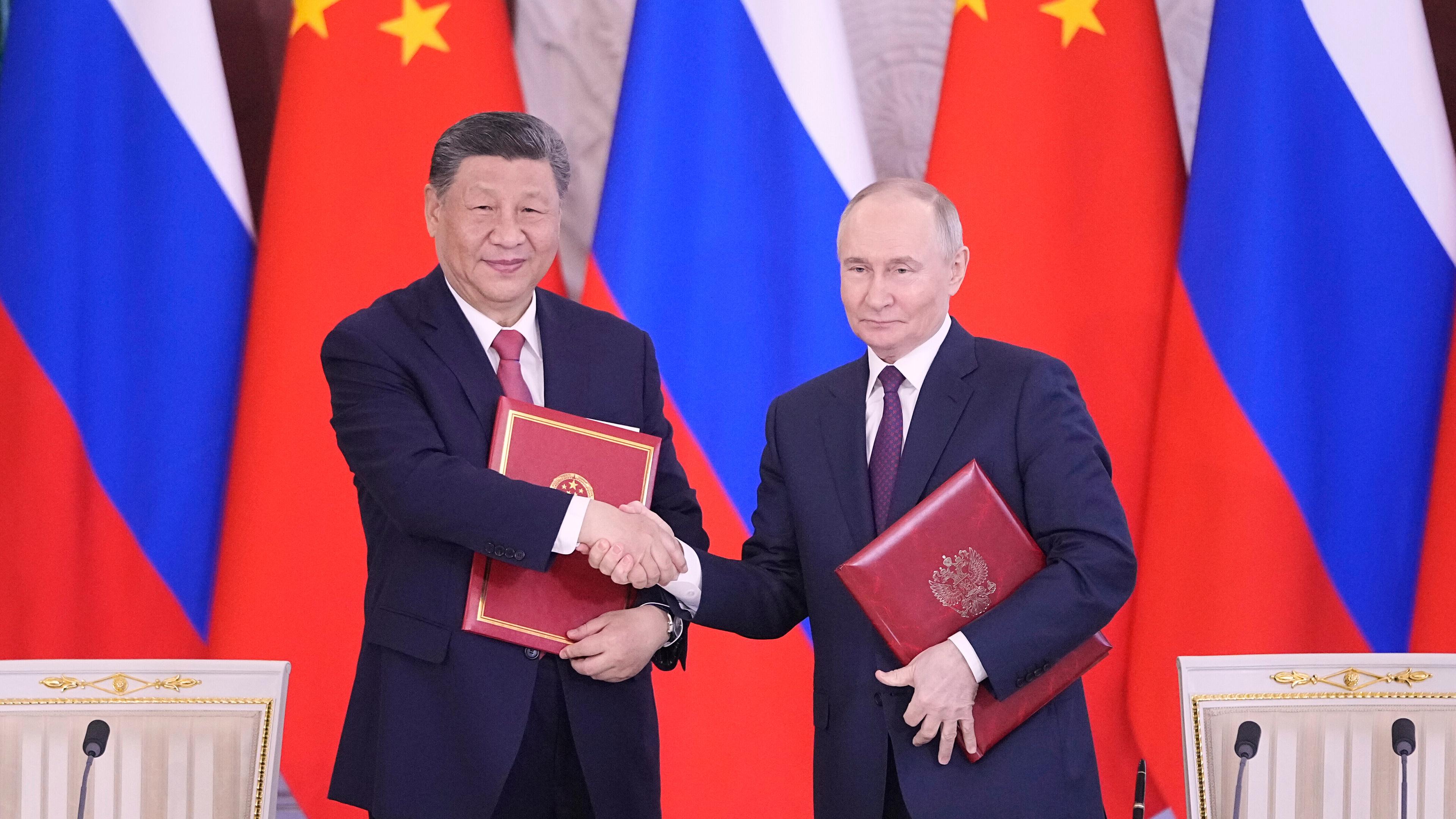 Der russische Präsident Wladimir Putin (rechts) und der chinesische Präsident Xi Jinpin nehmen nach ihrem Treffen im Kreml in Moskau, Russland, an einer Unterzeichnungszeremonie teil