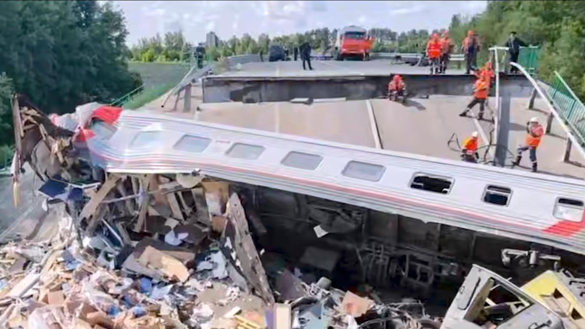 Russische Rettungskräfte bei der Arbeit an der Unfallstelle, nachdem am 1. Juni 2025 im Bezirk Wygonitschski in der Region Brjansk eine Brücke auf einen Personenzug eingestürzt war.