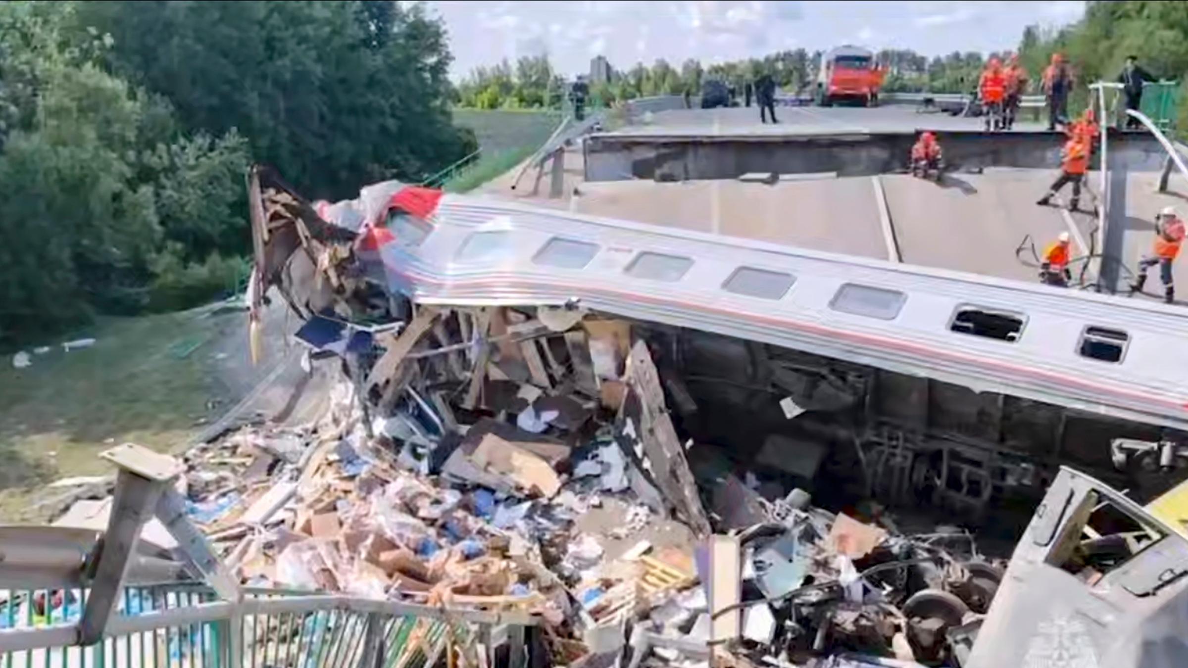 Russische Rettungskräfte bei der Arbeit an der Unfallstelle, nachdem am 1. Juni 2025 im Bezirk Wygonitschski in der Region Brjansk eine Brücke auf einen Personenzug eingestürzt war.