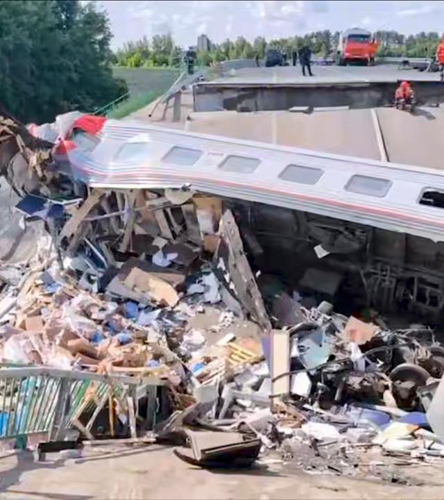 Russische Rettungskräfte bei der Arbeit an der Unfallstelle, nachdem am 1. Juni 2025 im Bezirk Wygonitschski in der Region Brjansk eine Brücke auf einen Personenzug eingestürzt war.