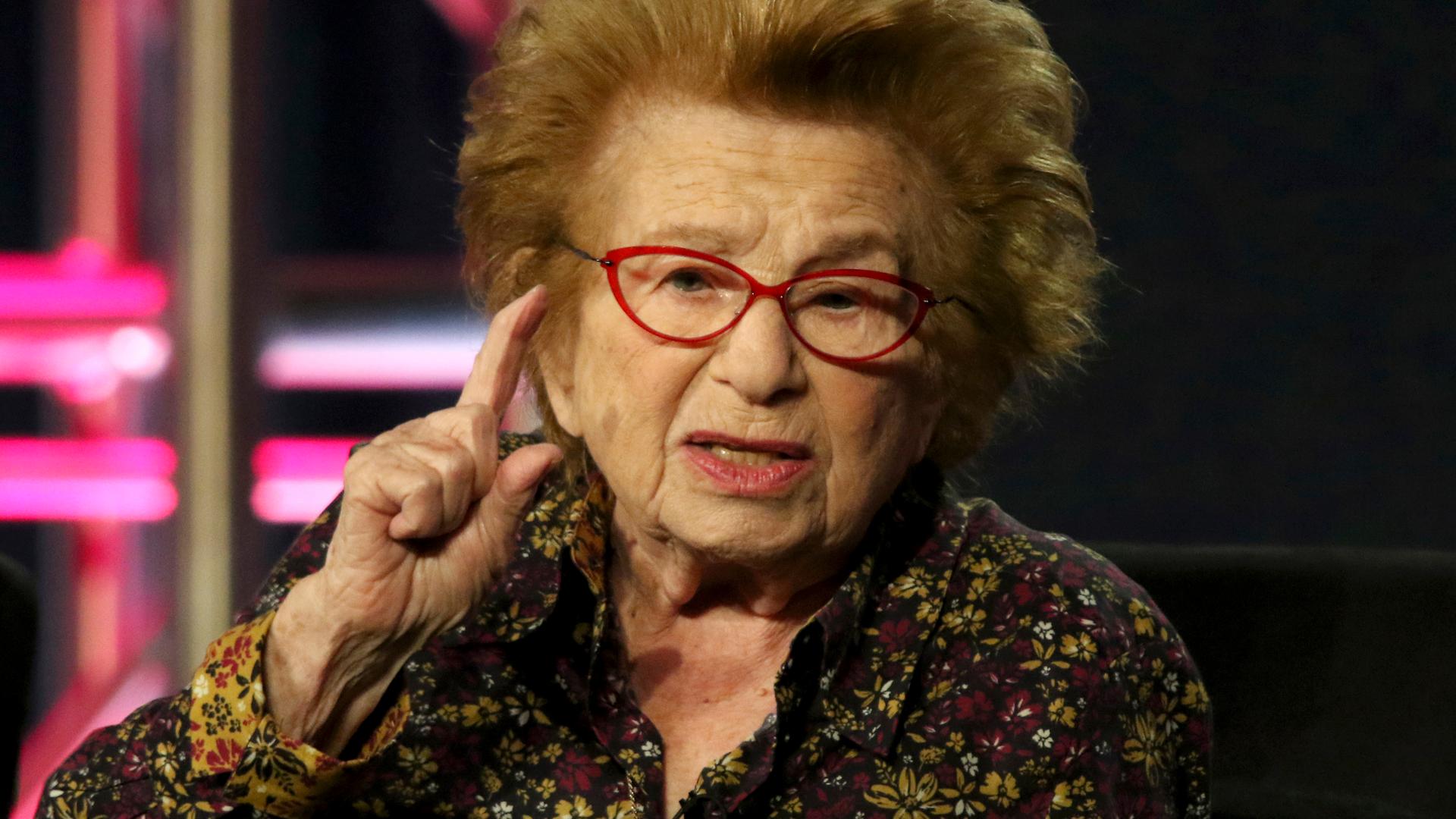 USA, Pasadena: Dr. Ruth Westheimer nimmt an der Podiumsdiskussion "Fragen Sie Dr. Ruth" während der Hulu-Präsentation auf der Television Critics Association Winter Press Tour im Langham Huntington teil. Archivbild 