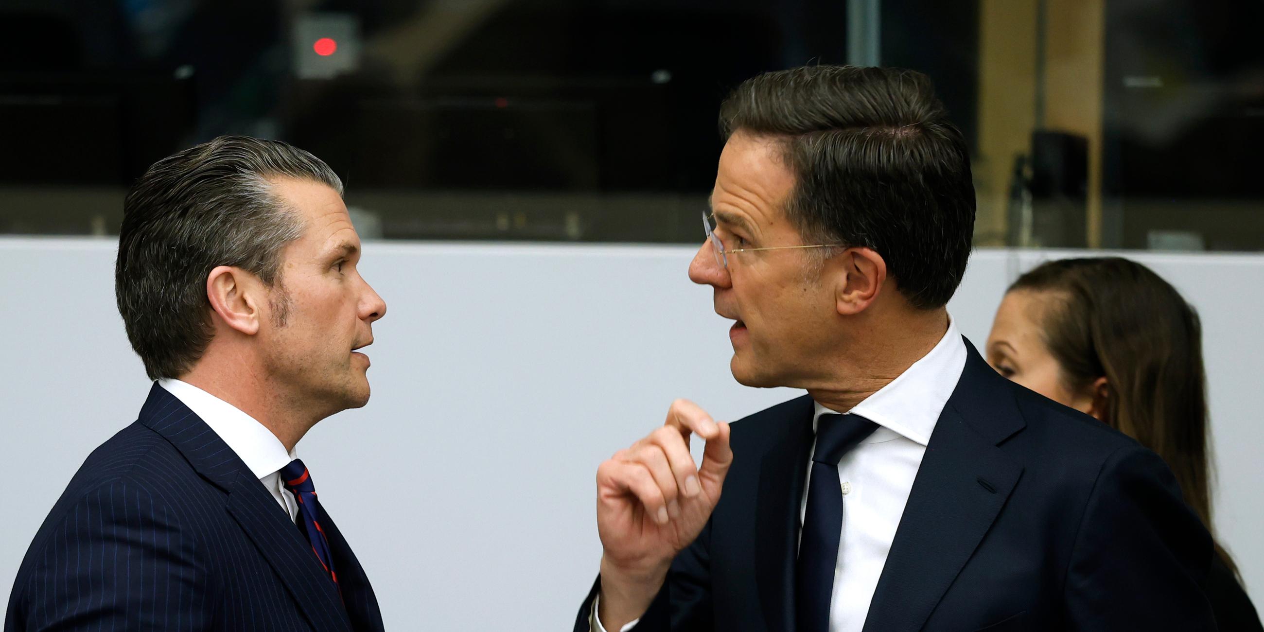 US-Verteidigungsminister Pete Hegseth (l) spricht mit NATO-Generalsekretär Mark Rutte während einer Sitzung der Ukraine-Verteidigungskontaktgruppe im NATO-Hauptquartier.