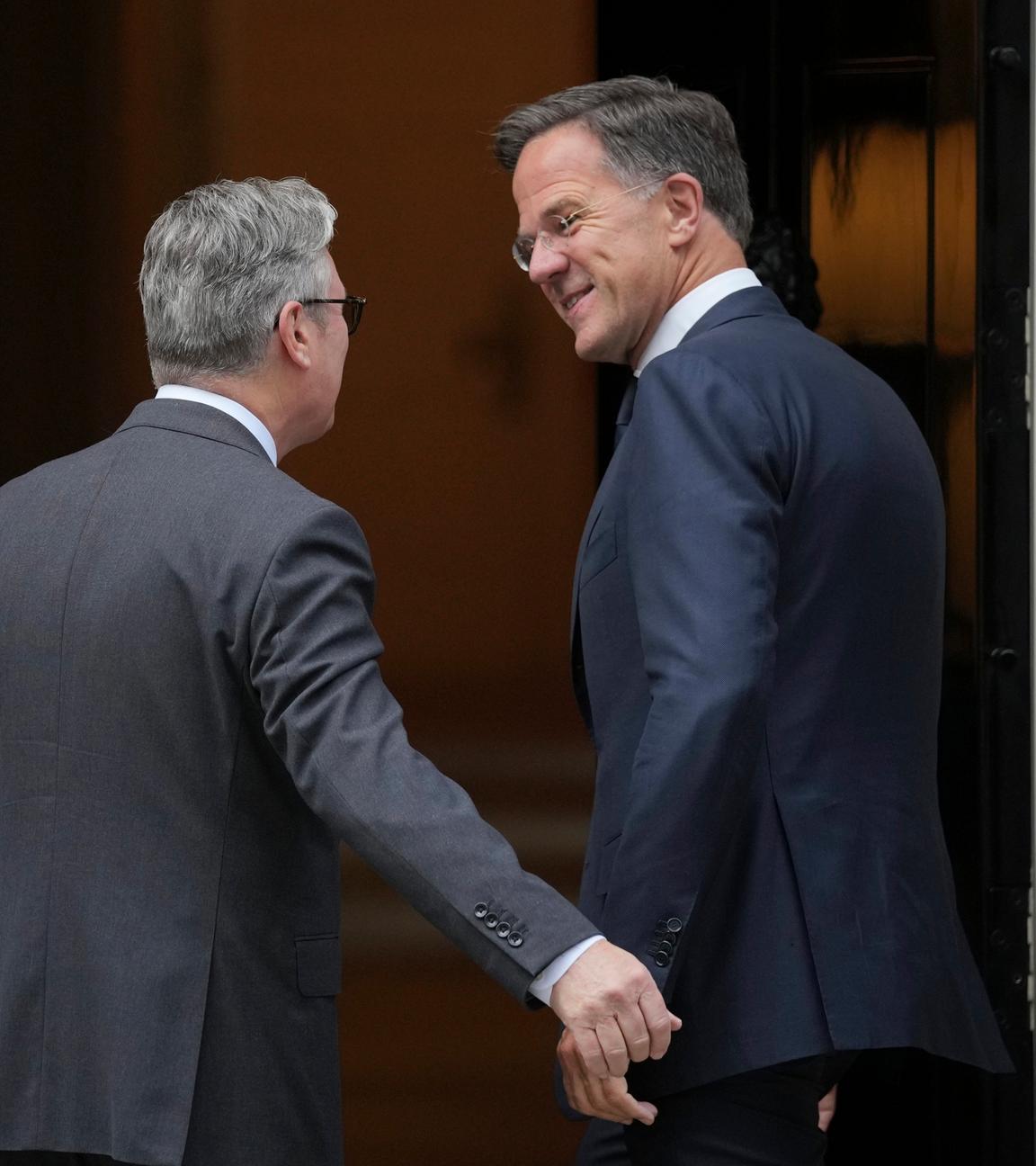  Der britische Premierminister Keir Starmer (l) spricht mit NATO-Generalsekretär Mark Rutte vor einem Treffen in der Downing Street 10.