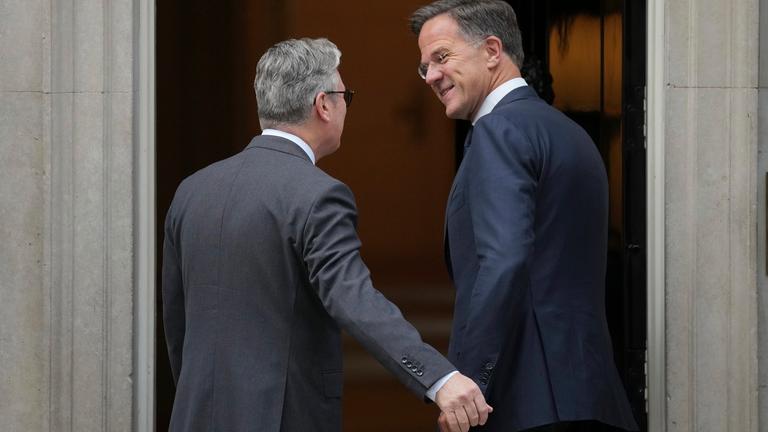  Der britische Premierminister Keir Starmer (l) spricht mit NATO-Generalsekretär Mark Rutte vor einem Treffen in der Downing Street 10.