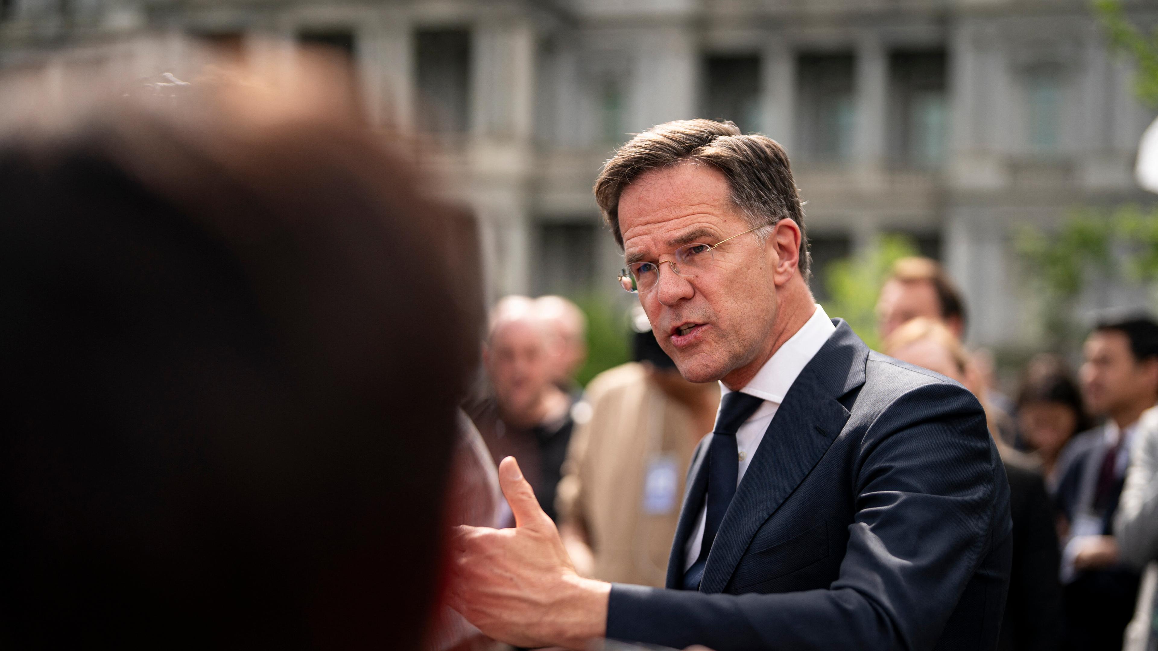 Mark Rutte hält ein Pressestatement in Washington vor dem Weißen Haus.