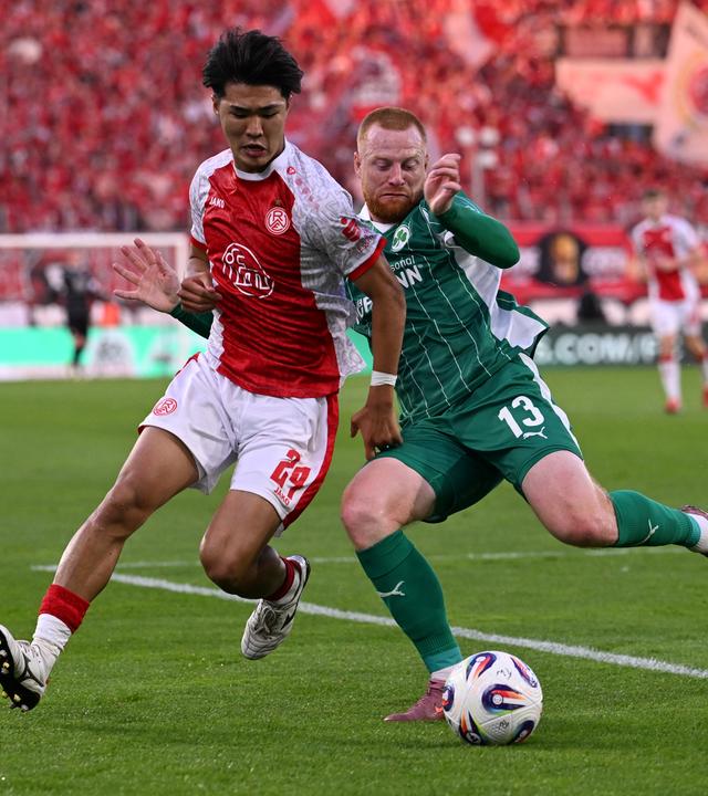 Kaito Mizuta (l) und Paul Will im Zweikampf