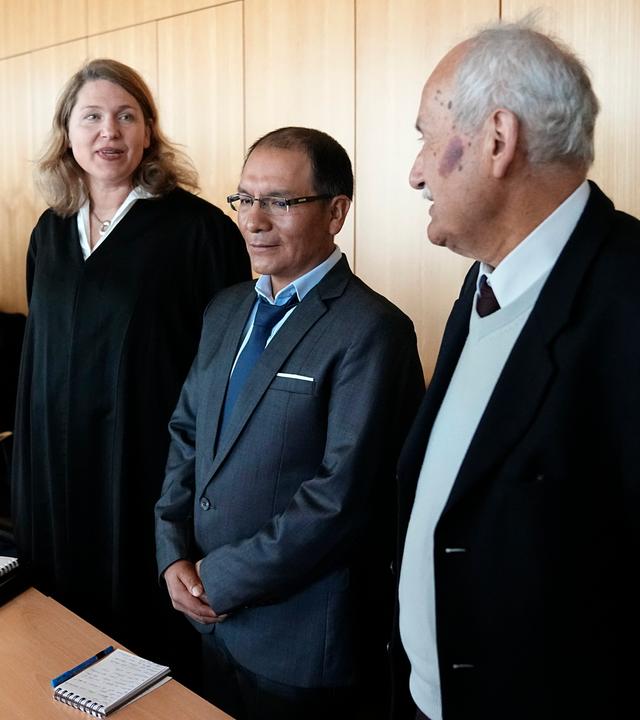 Nordrhein-Westfalen, Hamm: Der peruanische Bergbauer Saul Luciano Lliuya und seine Anwältin Roda Verheyen stehen bei der mündlichen Verhandlung seiner Klimaklage gegen das Energieunternehmen RWE in einem Gerichtssaal des Oberlandesgerichts.