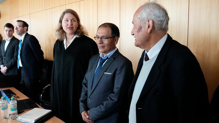 Nordrhein-Westfalen, Hamm: Der peruanische Bergbauer Saul Luciano Lliuya und seine Anwältin Roda Verheyen stehen bei der mündlichen Verhandlung seiner Klimaklage gegen das Energieunternehmen RWE in einem Gerichtssaal des Oberlandesgerichts.