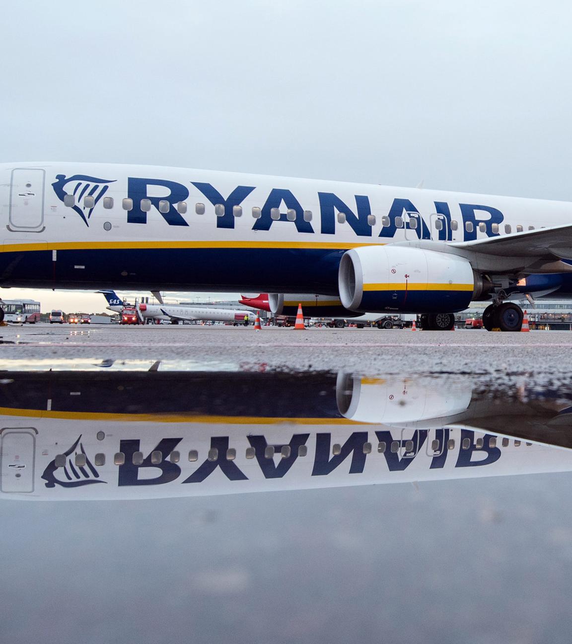Archiv: Ein Flugzeug vom Typ Boeing 737-800 der Fluggesellschaft Ryanair fährt am 01.11.2016 in Hamburg über das Vorfeld