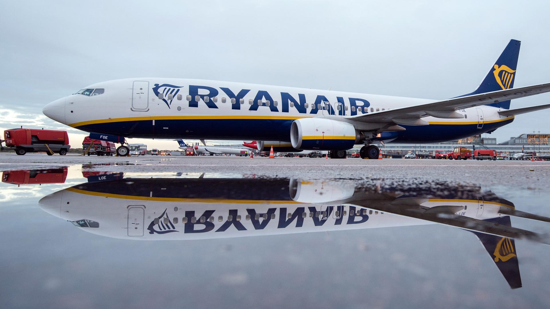 Archiv: Ein Flugzeug vom Typ Boeing 737-800 der Fluggesellschaft Ryanair fährt am 01.11.2016 in Hamburg über das Vorfeld