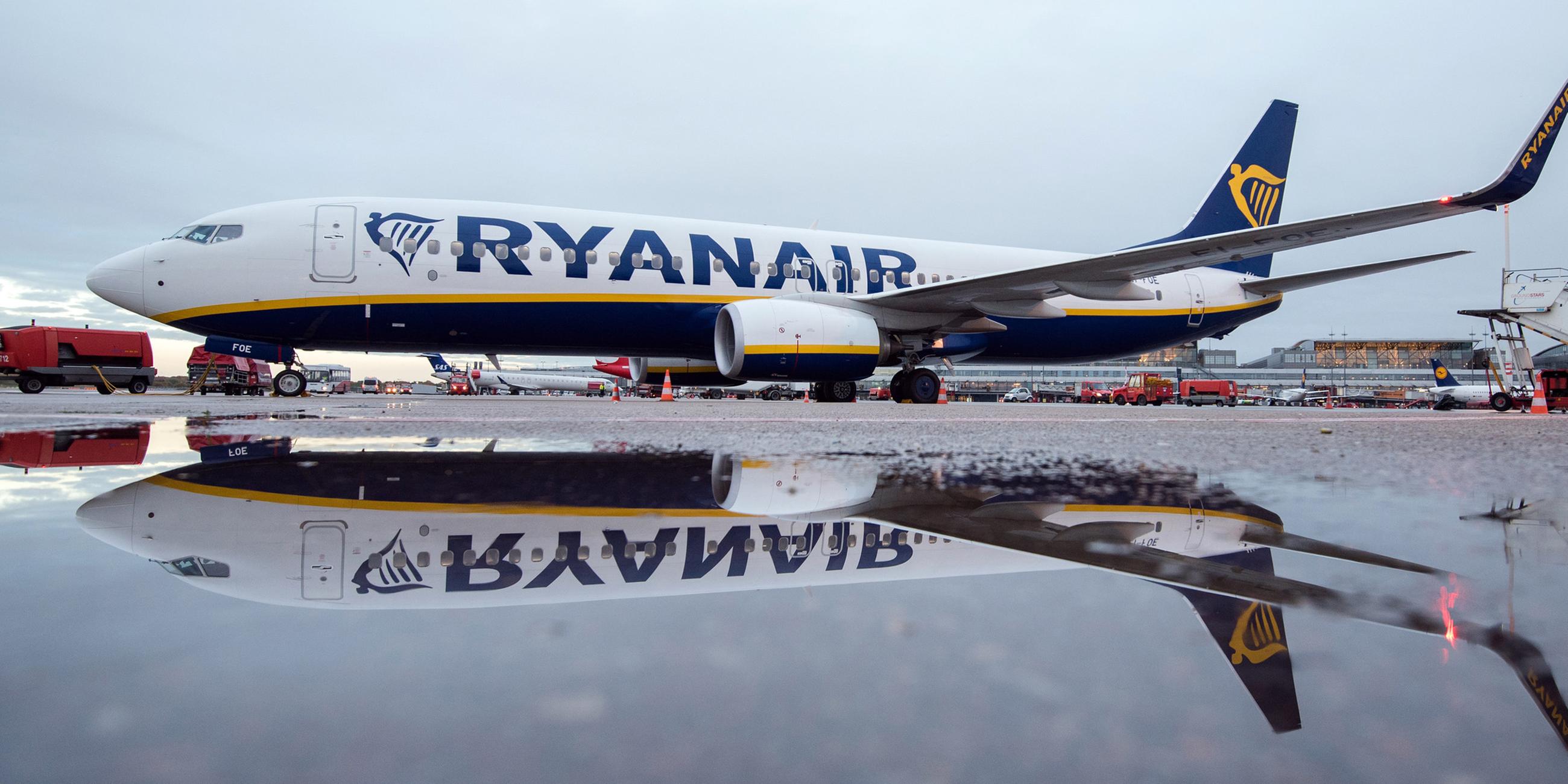 Archiv: Ein Flugzeug vom Typ Boeing 737-800 der Fluggesellschaft Ryanair fährt am 01.11.2016 in Hamburg über das Vorfeld