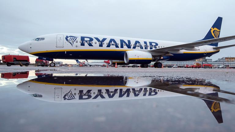 Archiv: Ein Flugzeug vom Typ Boeing 737-800 der Fluggesellschaft Ryanair fährt am 01.11.2016 in Hamburg über das Vorfeld
