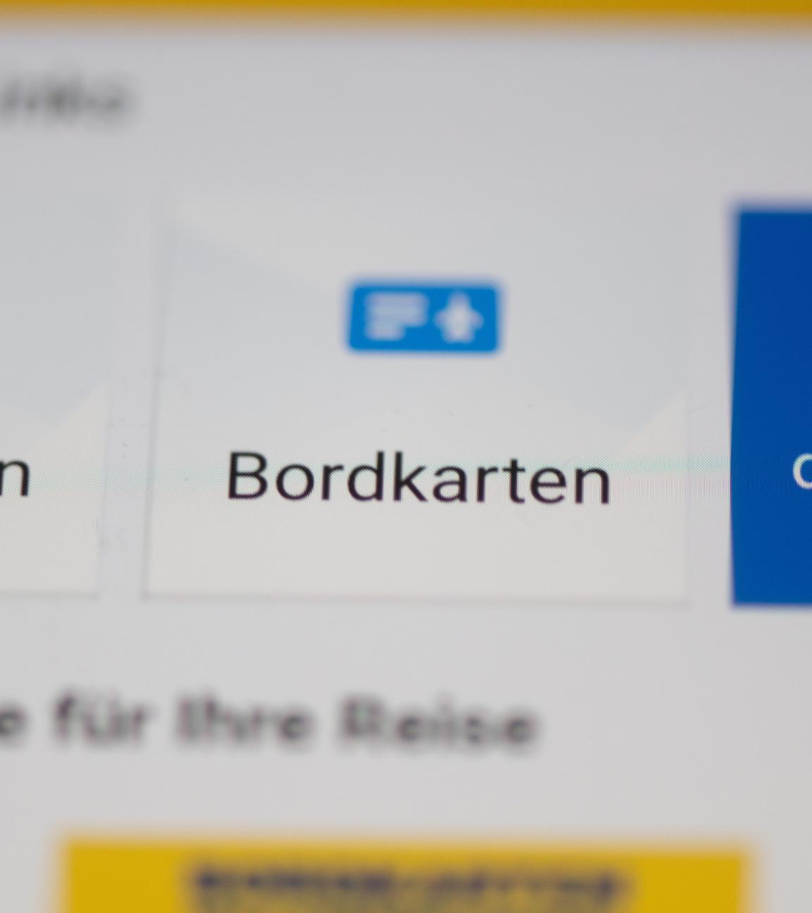 Sachsen, Dresden: Eine Kachel mit der Aufschrift "Bordkarten" in der App der Billigfluggesellschaft Ryanair.