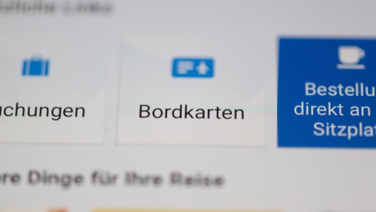 Sachsen, Dresden: Eine Kachel mit der Aufschrift "Bordkarten" in der App der Billigfluggesellschaft Ryanair.