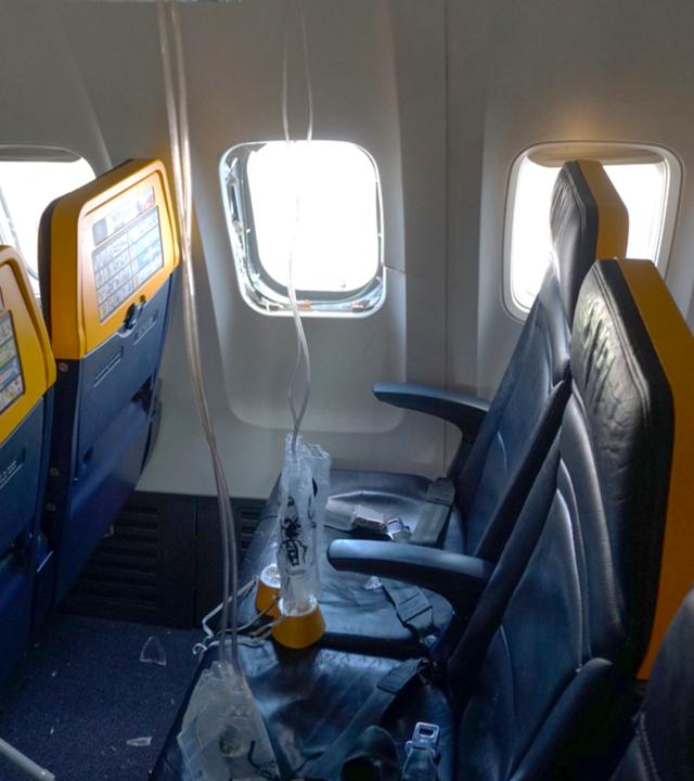 Zertrümmerte Fenster eines Ryanair-Flugzeugs.