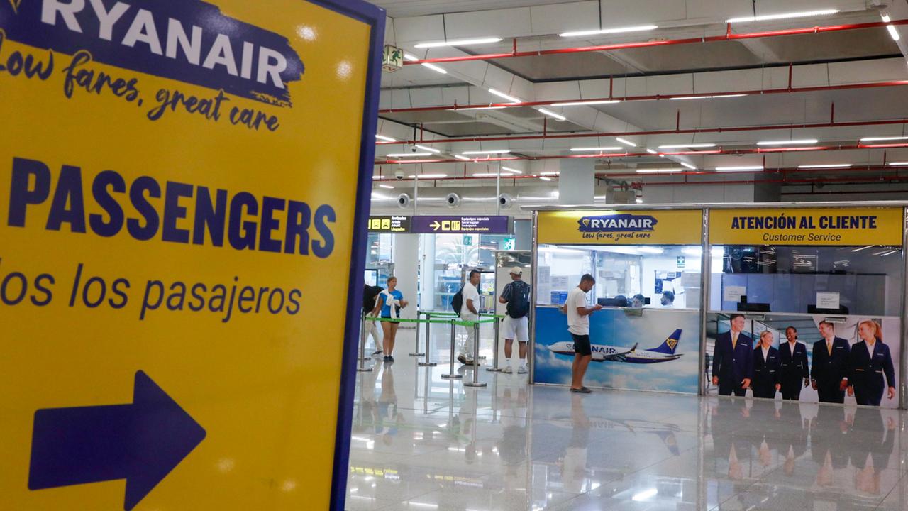 Fluggäste an einem Schalter der Fluggesellschaft Ryanair (Archivbild) 