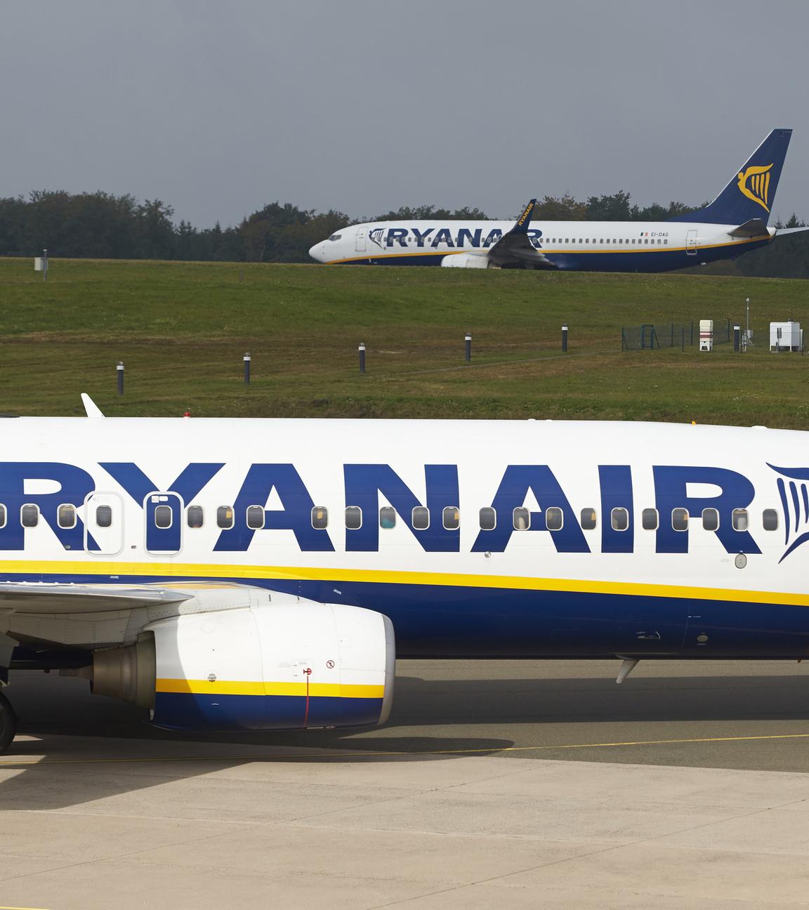 Ein Ryanair Flugzeug steht auf einer Rollbahn.